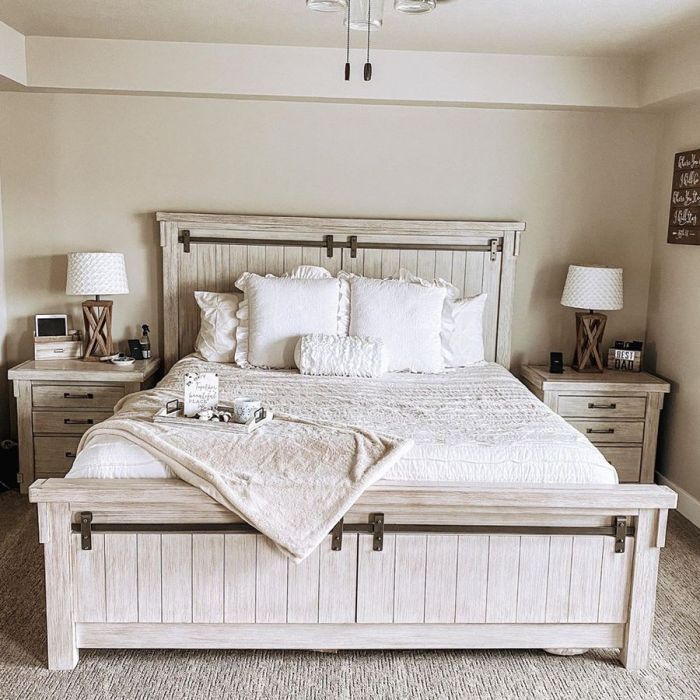 Farmhouse bedrooms country beds lakehouse trim flip oldfarmhouse konsep jenna lakefront twins budgeting sophisticated cottages aacmm spaces